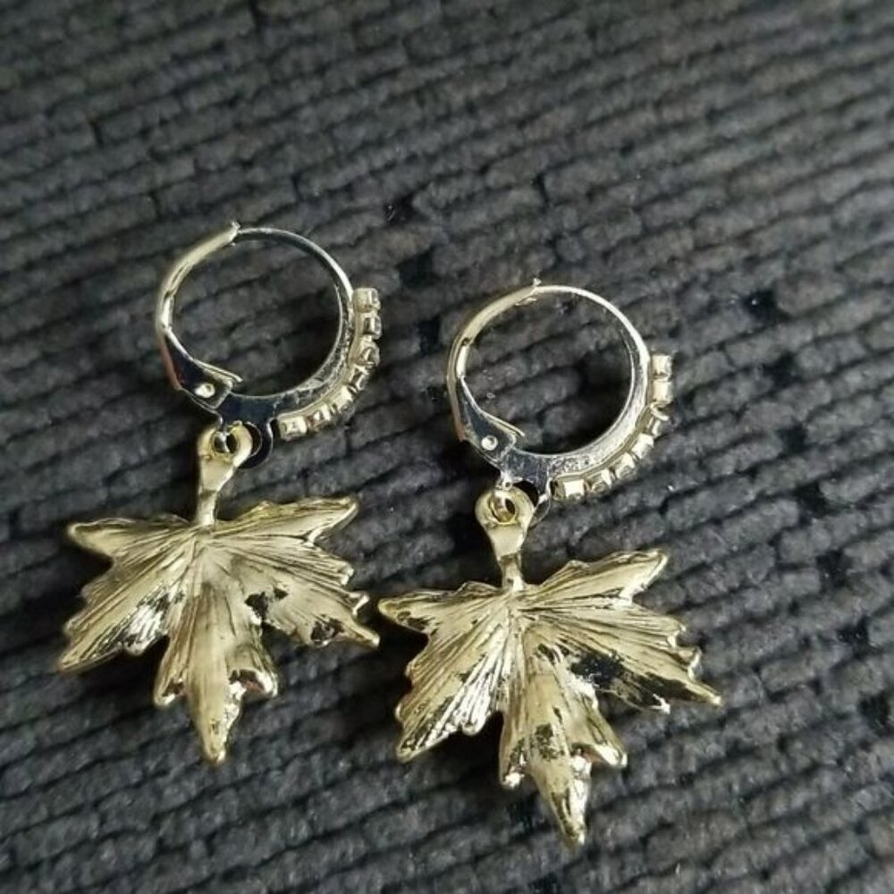 Maple leaf dangle earrings - Picture 4 of 11